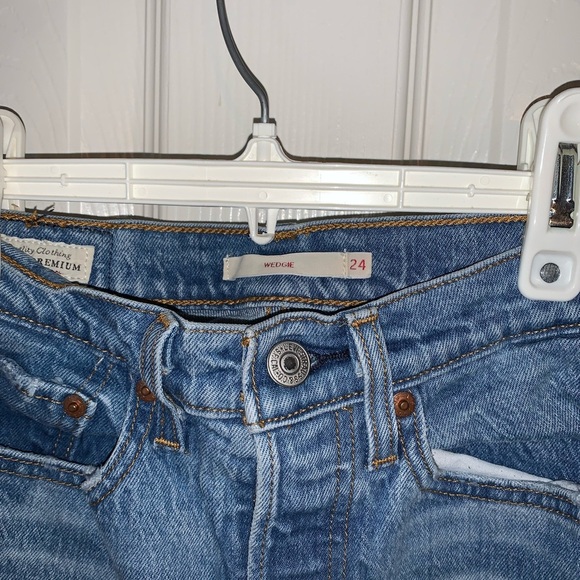 Levi’s wedgie cut denim distressed jeans - Picture 3 of 7